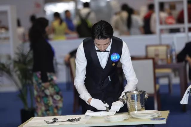 技藝精湛展風采，服務卓越贏未來——上海市商貿旅游學校選手在第45屆世界技能大賽全國選拔賽中榮獲餐廳服務項目銀牌